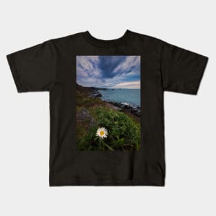 Wild Daisy Blooming on the Cliffs of Northern California Kids T-Shirt